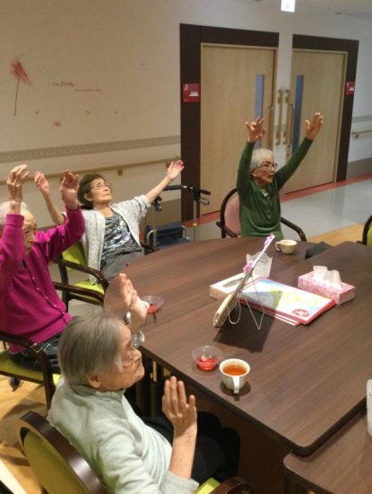 「この体操は結構体を動かすわね！」
