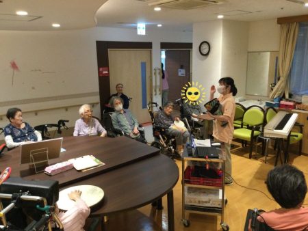 音に合わせて歌います、せーの！でいきますよー！